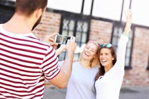 groep van gelukkig vrienden nemen afbeeldingen in de stad foto