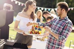 vrienden hebben barbecue partij in achtertuin foto