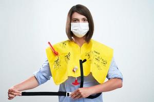 stewardess vervelend beschermend masker geïsoleerd over- wit achtergrond foto