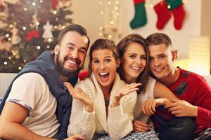 groep van vrienden vieren Kerstmis foto