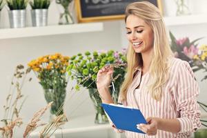 vrouw bloemist werken in bloem winkel foto