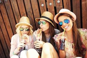 groep van meisje vrienden drinken Frisdrank Aan de pier foto