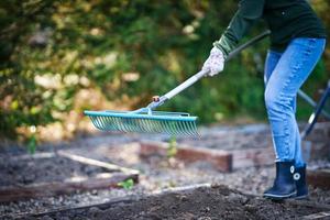 afbeelding van vrouw werken met gereedschap in de tuin foto