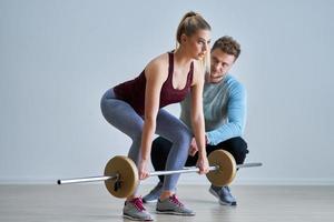 vrouw met haar persoonlijk geschiktheid trainer foto