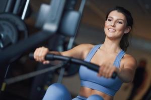 volwassen vrouw werken uit in een Sportschool foto