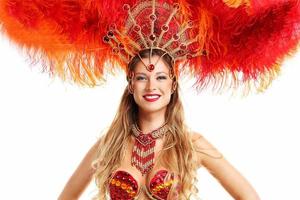 braziliaans vrouw poseren in samba kostuum over- wit achtergrond foto