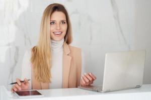 jong mooi hoor receptioniste vrouw in salon spa of hotel foto