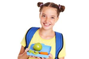 gelukkig meisje met gezond lunchbox foto