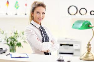 gelukkig receptioniste werken in hotel foto