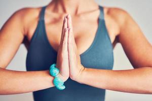 volwassen vrouw beoefenen yoga Bij huis foto