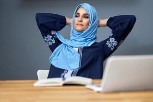 moslim vrouw leerling aan het leren Bij huis foto