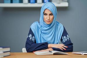 ongelukkig moslim vrouw leerling aan het leren Bij huis foto