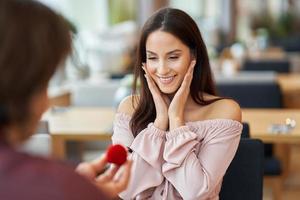 jong Mens voorstellen naar zijn vriendin in een cafe foto