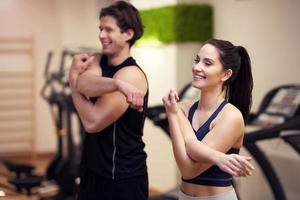 fit paar Bij de Sportschool op zoek heel aantrekkelijk foto