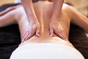 ontspannen vrouw ontvangen terug massage foto