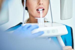 tandarts nemen een panoramisch digitaal x-ray van een patiënten tanden foto