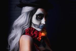 spookachtig portret van vrouw in halloween bedenken foto