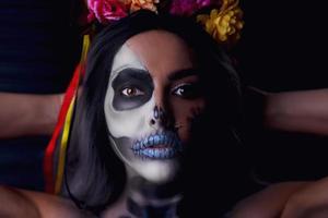 spookachtig portret van vrouw in halloween bedenken foto