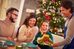 Kerstmis ham wezen geserveerd Aan de tafel foto