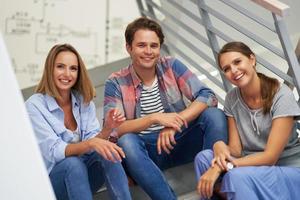 groep van studenten ontspannende in de campus foto