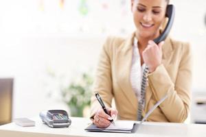 gelukkig receptioniste werken in hotel foto