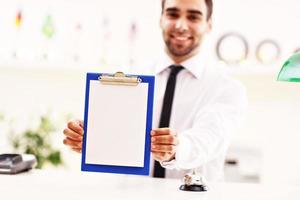 gelukkig receptioniste werken in hotel foto