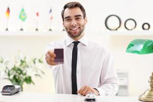 gelukkig receptioniste werken in hotel foto