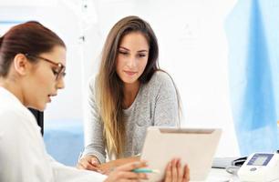 volwassen vrouw hebben een bezoek Bij vrouw dokter kantoor foto