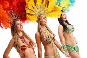 braziliaans Dames dansen samba over- wit achtergrond foto