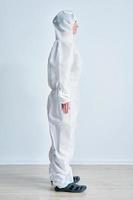 vrouw in biologisch gevaar pak Aan wit achtergrond. foto