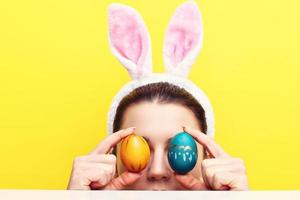 gelukkig jong vrouw vervelend konijn oren en hebben Pasen eieren foto