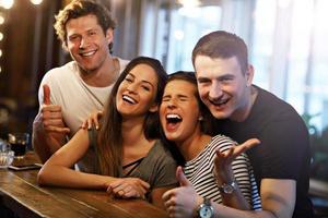 groep van vrienden genieten van maaltijd in restaurant foto