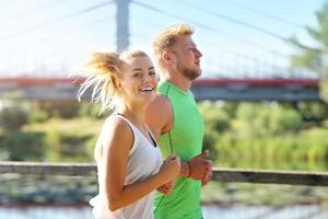 jong paar jogging in park foto