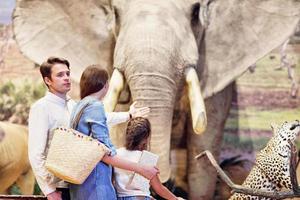 blij familie in natuur museum foto