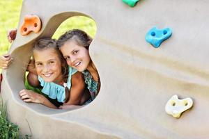 blij kinderen hebben pret Aan speelplaats foto