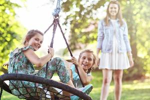 blij familie hebben pret Aan speelplaats foto