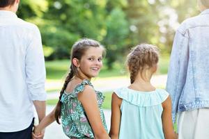 jong familie met kinderen hebben pret in natuur foto