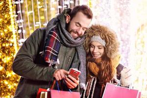 volwassen paar boodschappen doen in de stad gedurende Kerstmis tijd foto