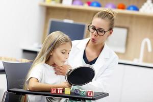 schattig weinig meisje Bij toespraak therapeut kantoor foto