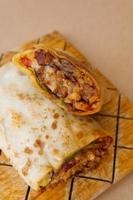 voorganger Mexicaans burrito met vlees en heet saus foto