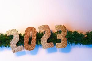 gelukkig nieuw jaar 2023. gouden getallen Kerstmis wit achtergrond foto
