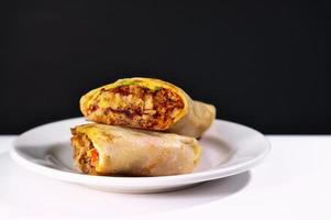 voorganger Mexicaans burrito met vlees en heet saus foto