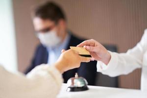 receptioniste werken in een hotel foto