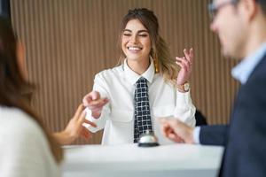 receptioniste werken in een hotel foto