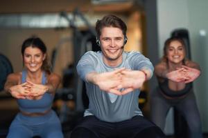 groep van mensen werken uit in een Sportschool foto