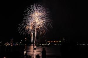 abstract gekleurde vuurwerk achtergrond licht omhoog de lucht met oogverblindend Scherm foto