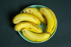 rijp geel bananen geïsoleerd Aan groen bord. gezond voedsel concepten foto. rauw biologisch bananen klaar naar eten foto