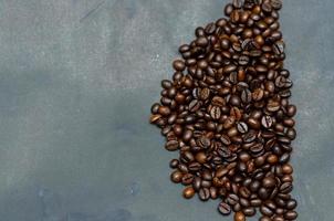 koffie bonen geïsoleerd met zwart achtergrond. concept foto over koffie