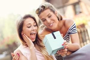 een afbeelding van twee meisje vrienden maken een verrassing verjaardag Cadeau foto