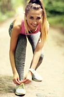 vrouw jogging in de Woud en koppelverkoop schoen foto
